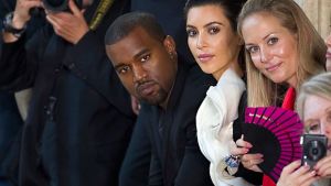 Kanye West ja Kim Kardashian ranskalaissuunnittelija Stephane Rollandin show'ssa. // Kuva: EPA / IAN LANGSDON