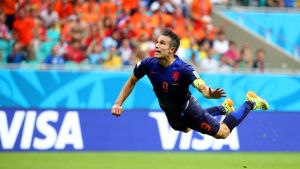 Robin van Persie ja uskomaton puskumaali jalkapallon maailmanmestaruuskilpailuissa 2014. // Kuva: ALI HAIDER / EPA