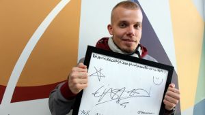 Pitkästä aikaa tukkaa kasvattava Elastinen Oma Lista -vieraana! Mies lähettää Oman Listan vierastaulussa terveisiä, jotka kuuluvat "Rähinä Records joka päivä, koko päivä 4LIFE PO!!! Ottakaahan iiSii - YleX 18.01.2013 - Elastinen. // Kuva: Timo "Timppa" Launonen
