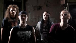 Nerve End-yhtyeen promokuva, jossa kuvattuna bändin jäsenet profiilikuvassa. Kuva otettu ilmeisimmin tehdashallissa. // Kuva: Kellari / Nerve End
