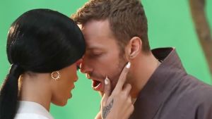 Rihanna ja Chris Martin Princess Of China -musiikkivideon kuvauksissa // Kuva: Youtube (Screencapture)