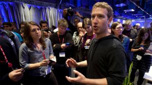 Toimitusjohtaja Mark Zuckerberg uuden HTC:n tekemän Facebook-puhelimen julkaisutilaisuudessa vuonna 2013. // Kuva: EPA