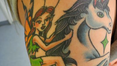 Ylex N Tatuoidut Toimittajat Kuka Piilotti Tatuoitua Pakaraa Isaltaan Ja Mista Loytyy Suosikkitatskat Ylex Yle Fi