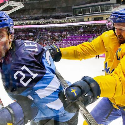 Olympialaisten jääkiekkoturnauksessa Suomen Jori Lehterä sai maistaa länsinaapuri Niklas Kronwallin mailasta.