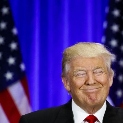 Trump hymyilee silmät kiinni.
