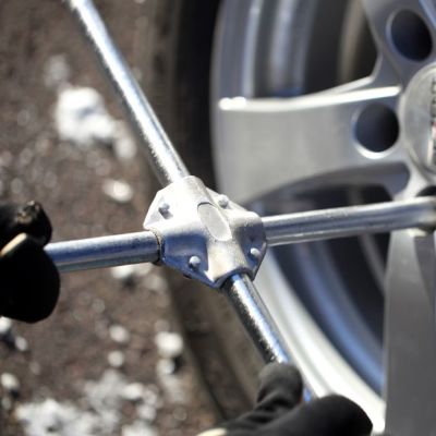 Renkaiden pultteja väännetään auki ristikkoavaimella.
