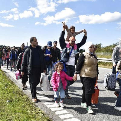 Turvapaikanhakijat kävelivät Tanskan ja Ruotsin välisellä moottoritiellä maanantaina.