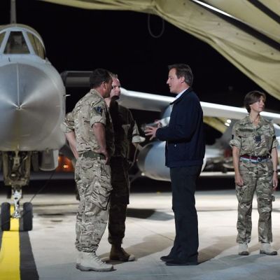 David Cameron tapaamassa Britannian ilmavoimien Tornado-hävittäjälentäjiä Akrotirin tukikohdassa Kyproksella.