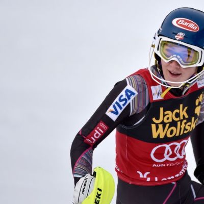 Yhdysvaltain Mikaela Shiffrin pujottelun maalialueella.