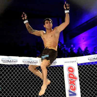 Makwan Amirkhani tuulettaa.