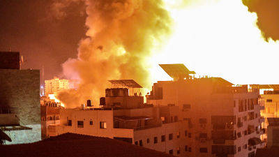 Rökpelare och lågor över Gaza City natten till tisdagen, då de israeliska flygräderna fortsatte