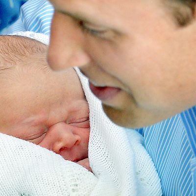 Prinssi William poikansa kanssa St. Mary`sin sairaalan edessä 23. heinäkuuta.