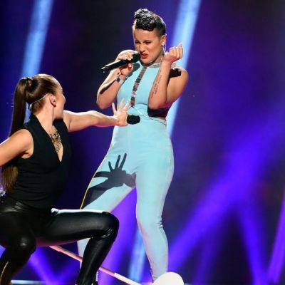 Suomen euroviisuedustaja Sandhjaa harjoittelee esiintymistä.