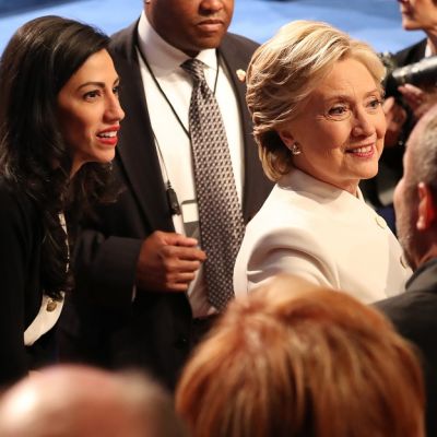 Huma Abedin ja Hillary Clinton ihmisten keskellä.