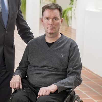 Ilkka Piispanen istuu pyörätuolissa. Hän sairastaa etenevää, liikehermoja tuhoavaa sairautta.