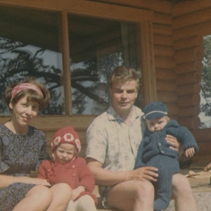 Räisäsen perhe 1960-luvulla kesämökin kuistilla.