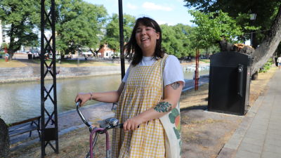 Fanny står med sin cykel vid aura å.