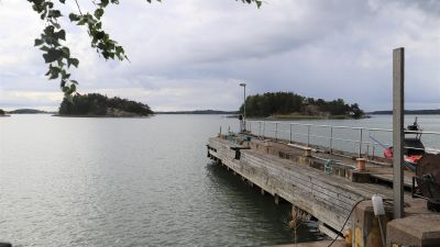 En brygga med havet i bakgrunden.