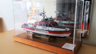 En miniatyrmodell av en röd sjöräddningsbåt.