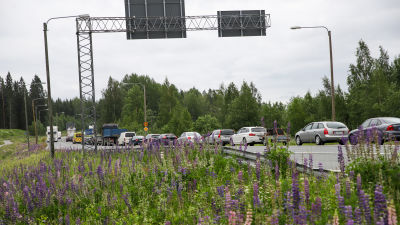 Ruuhkaa 9-tiellä Kuopiossa lentoaseman risteyksessä Jännevirran sillan tuntumassa tapahtuneen liikenneonnettomuuden vuoksi.