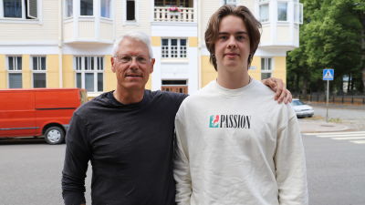 Pappa Klaus och sonen Kasimir på biskopsgatan i Åbo.