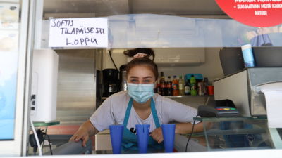 Jenny Jakobsson i glasskioskfönstret.