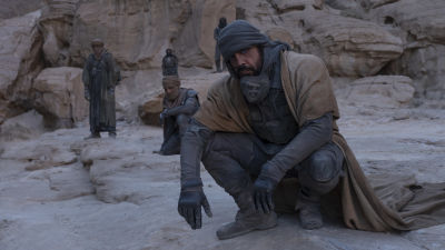 Javier Bardem på en klipphylla i ökenanpassad klädsel.