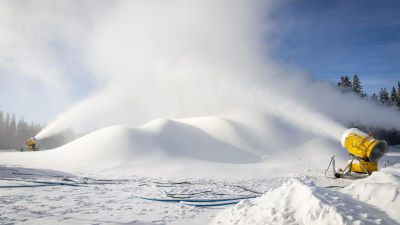 Lumitykit tekevät säilölunta lumikasaan.