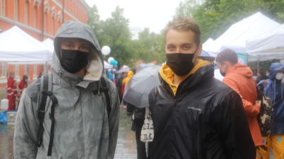 Jyry Laaksonen och Jussi Brummer på gamla stortorget i Åbo. Regnigt väder.