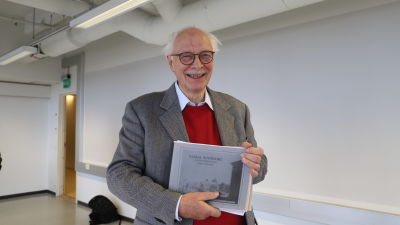 Benito Casagrande i Rettigs gamla fabrik. Han har böcker i händerna.