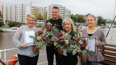 På bilden årets positivaste Åbobo Maisku Holmström, och Nådendals positivaste Mirja Kujala, Rimitos positivaste Kaisa Suovanenoch Tps ischockeytränare Raimo Helminen fick ett hedersomnämnande.