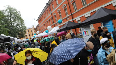 Folkvimmel under evenemanget Study in Turku. Platsen är gamla stortorget i Åbo.