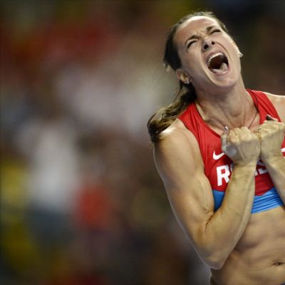 Venäjän Jelena Isinbajeva tuulettaa raivokkaasti voittoaan Moskovan MM-kisoissa.