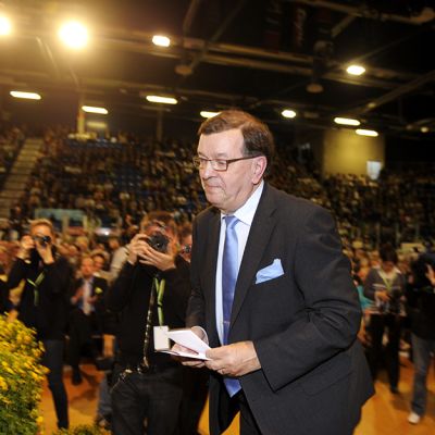 Silloinen puheenjohtajaehdokas Paavo Väyrynen matkalla pitämään puhetta Keskustan puoluekokouksessa Rovaniemellä 9. kesäkuuta 2012.