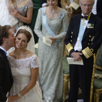 Chris O'Neill suutelee prinsessa Madeleinea poskelle vihkimisen jälkeen.