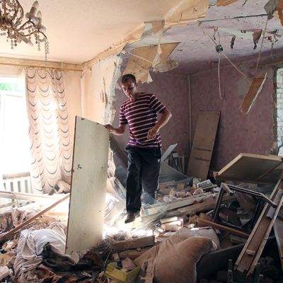 Mies seisoi pommituksissa tuhoutuneen talon raunioissa Horlivkassa 27. heinäkuuta.