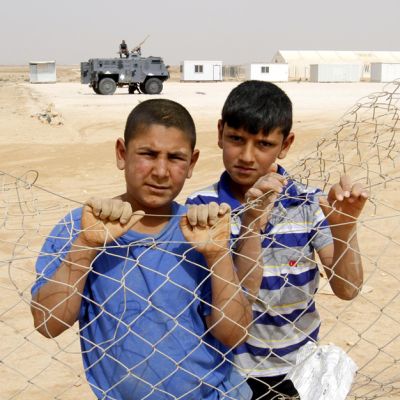 Kaksi Syyriasta paennutta poikaa valokuvattuna Zattarin pakolaisleirillä Mafraqin kaupungin lähellä, Jordaniassa, toukokuussa 2013.