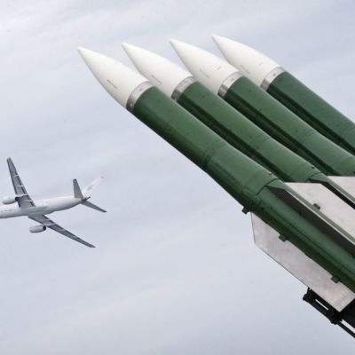 Ohjuksia, taustalla Tupolev-kone.