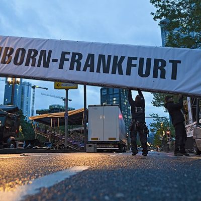 Työntekijät siirtävät Eschborn-Frankfurt -pyöräkilpailun maalialueen isoja rakennelmia Frankfurtissa 30. huhtikuuta.
