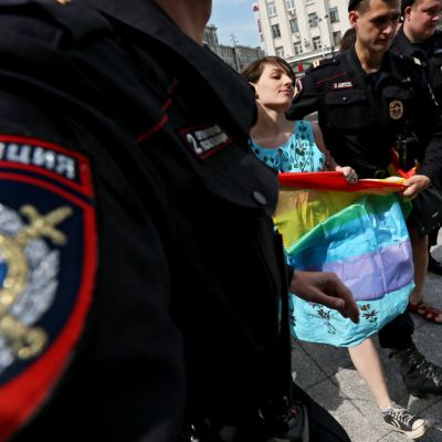 Poliisit pidättävät mielenosoittajia Moskovassa.