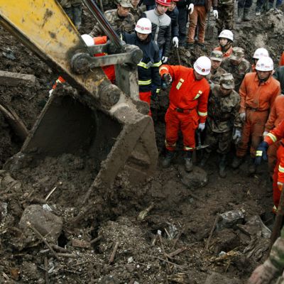 Kiinalaiset pelastustyöntekijät etsivät maanvyöryn mahdollisesti hautaamia ihmisiä asuntojen raunioista Gaopossa, Kiinan Yannon provinssissa, 11. tammikuuta. 