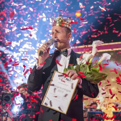 Kyösti Mäkimattila kruunattiin tangokuninkaaksi Seinäjoen Tangomarkkinoilla 13. heinäkuuta.
