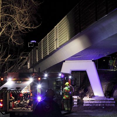 Palokuntaa metroradan luona siivoamassa myrskytuhoja.