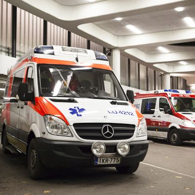 Pitkät etäisyydet peruspalveluiden kuten terveydenhoidon ja koulun pariin asettaa monet syrjäkuntien asukkaat epätasa-arvoiseen asemaan, sanoo tutkija Pauli Rautiainen. Valokuvassa on ambulansseja Helsingin Meilahden sairaalassa lokakuussa 2014.
