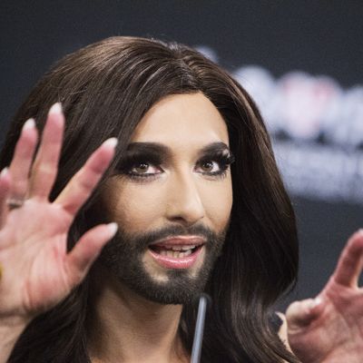 Itävallan Conchita Wurst lehdistötilaisuudessa lauantaisen viisuvoittonsa jälkeen.