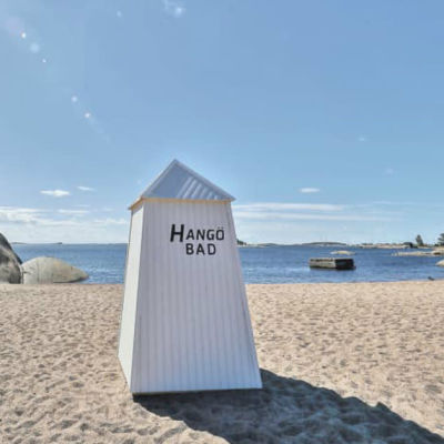 Solen skiner på sandstranden i Hangö sommaren 2019. 