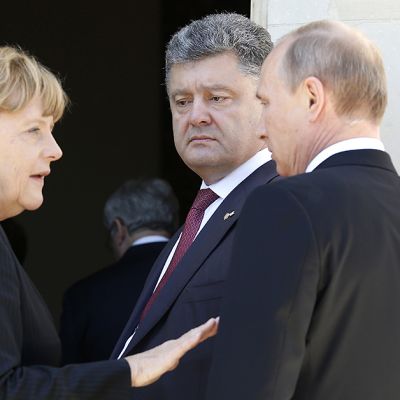 Venäjän presidentti Vladimir Putin tapasi pikaisesti Ukrainan vastavalitun presidentin Petro Porošenkon Normandian maihinnousun 70-vuotismuistojuhlien kulisseissa. Vasemmalla Saksan liittokansleri Angela Merkel.