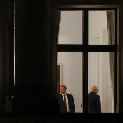 Saksan hallitustunnustelut jatkuivat 16.11.2017 Berliinissä. Mukana vasemmalta vihreiden Cem Özdemir, CSU:n Horst Seehofer (selin) ja CDU:n liittokansleri Angela Merkel. Oikeanpuoleisessa ikkunassa FDP:n Christian Lindner sekä CDU:n ja CSU:n liittopäiväryhmän johtaja Volker Kauder.
