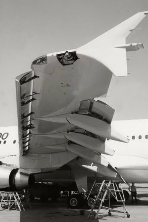Nerfällda framkantsklaffar på en Airbus A310-300. Flygplansvinge (Airbus A310-300).