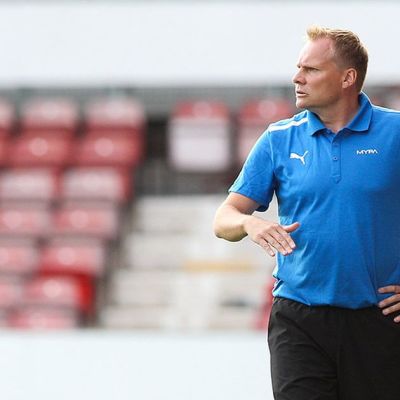 MYPAn valmentaja Toni Korkeakunnas katseli Eurooppa-liigan karsintaottelua tuimana.
